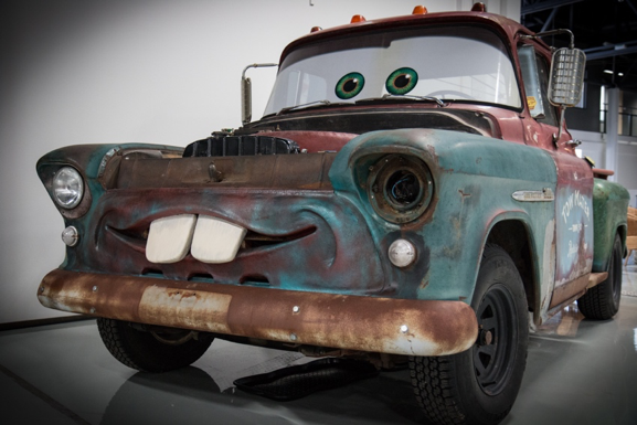 Autot-elokuvan Martti hymyilee museon vierailijoille.
