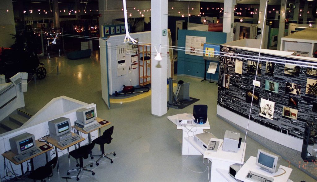 Tekniikan museon näyttelytiloissa 90-luvulla oli tietokoneita ja hämyisä valaistus.