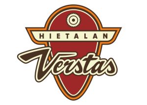Hietalan Verstaan logossa teksti on punaruskean yksinkertaiseksi tyylitellyn moottoripyörän tankin päällä. 