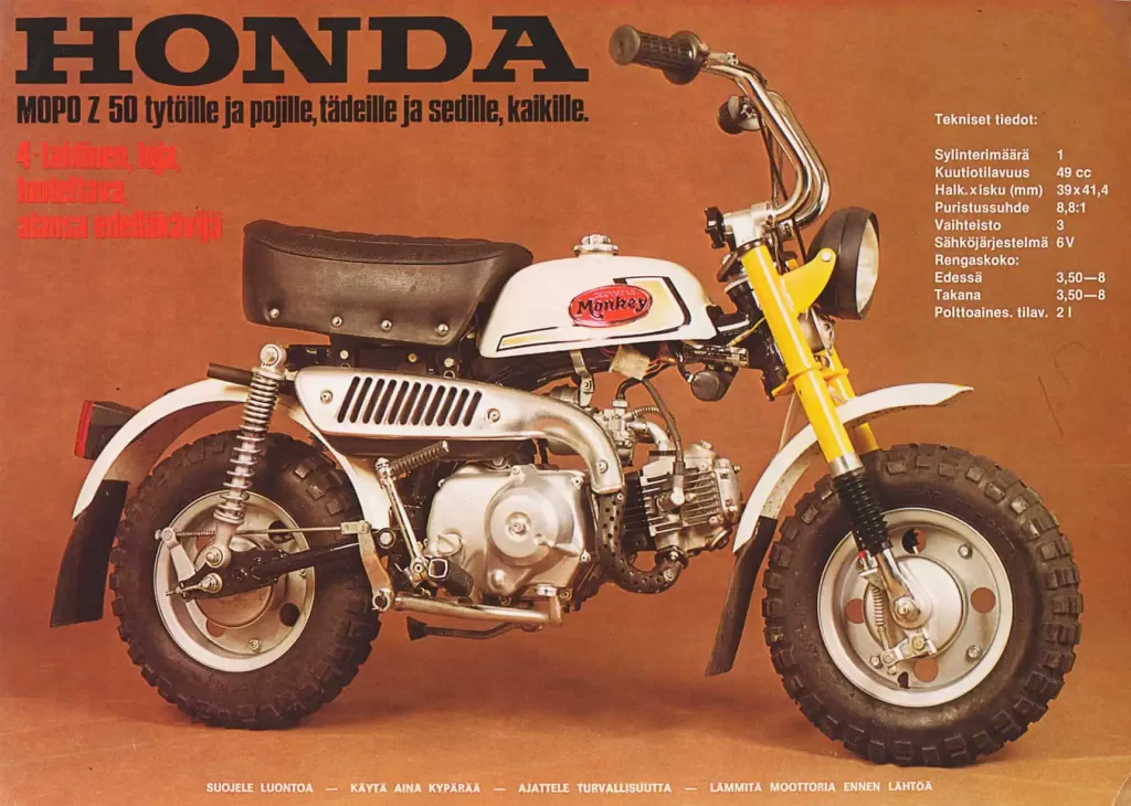 Ruskea sävyinen Honda Monkeyn mainosjuliste, jossa kelta-valkoinen mopo kuvattuna sivulta.