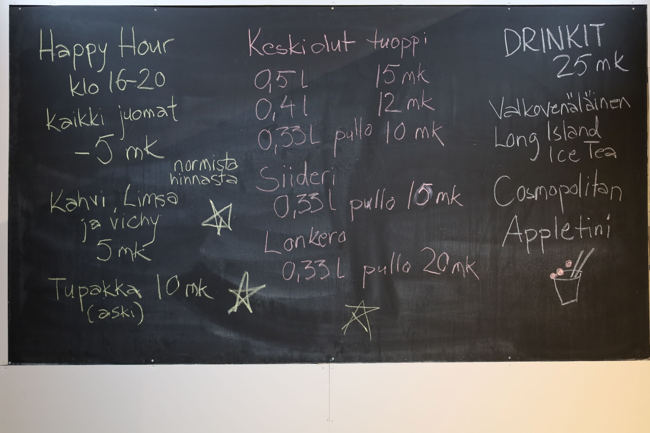 Liitutaululle on kirjoitettu hieman haparoivin kirjaimin baarin valikoima markkahinnoin.